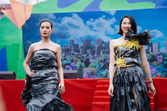 Sao Việt diện trang phục tái chế từ bao tải nông nghiệp, túi nilon