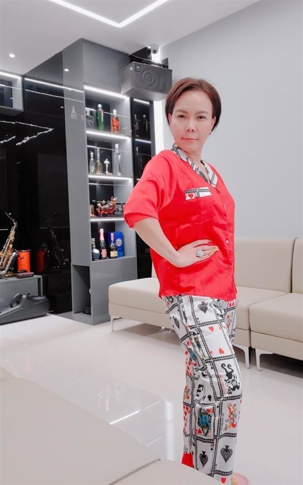 Sao Việt được fan tặng quà: Việt Hương nhận đôi giày cao như ghế