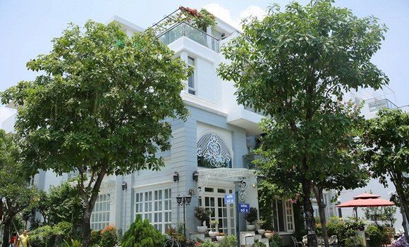 Sao Việt mắc kẹt vì dịch quay lại Sài Gòn: Lương Bằng Quang là đại gia