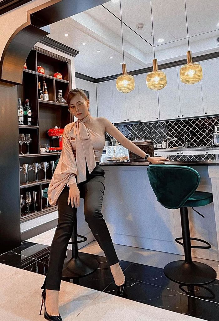 Những sao Việt từng đi phát tờ rơi mưu sinh, nay giàu có cỡ nào?