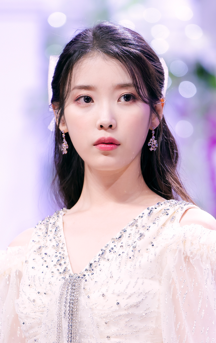 Những idol Kpop nhận được lời tỏ tình ngay trên sóng truyền hình