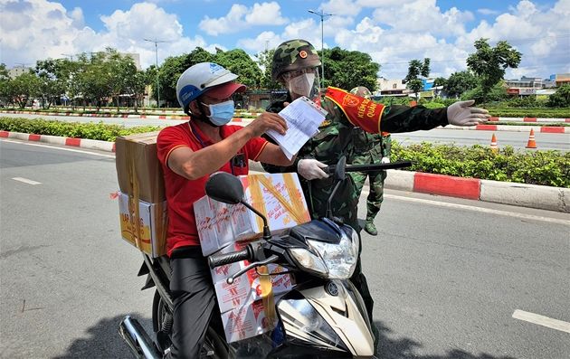 Tại TP.HCM: Lý do shipper tiêm đủ 2 mũi vắc xin vẫn phải xét nghiệm