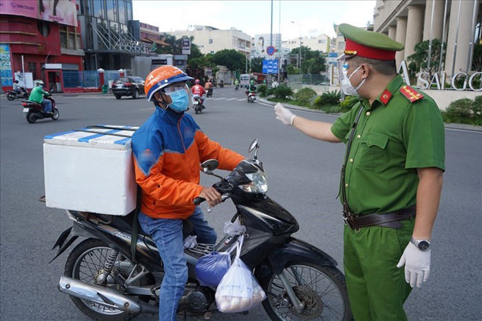 Tại TP.HCM: Lý do shipper tiêm đủ 2 mũi vắc xin vẫn phải xét nghiệm