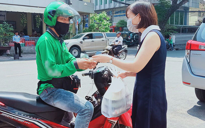 Tại TP.HCM: Lý do shipper tiêm đủ 2 mũi vắc xin vẫn phải xét nghiệm