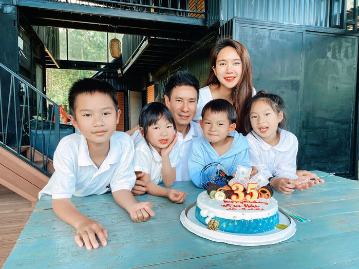Sinh nhật sao Việt mùa dịch: Đàm Vĩnh Hưng chìm trong biển hoa