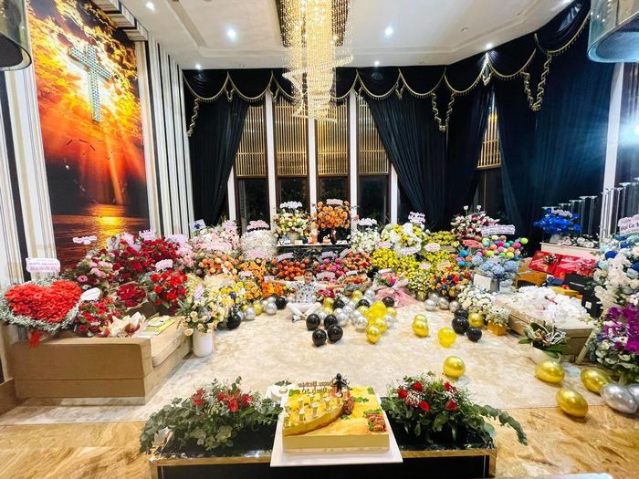 Sinh nhật sao Việt mùa dịch: Đàm Vĩnh Hưng chìm trong biển hoa