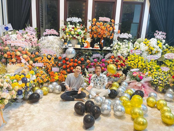 Sinh nhật sao Việt mùa dịch: Đàm Vĩnh Hưng chìm trong biển hoa