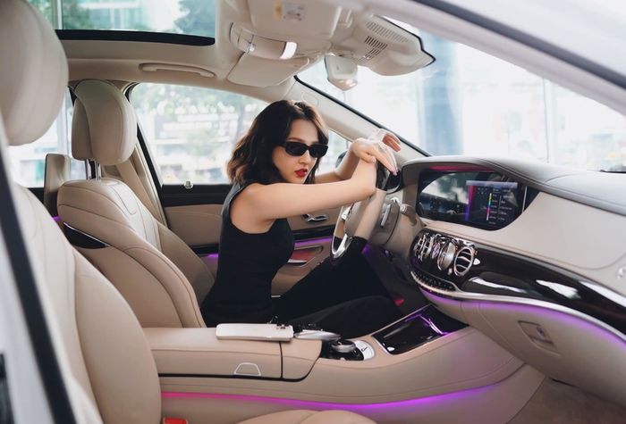 Style đi nhận xế sang của sao Việt: Lily Chen cũng khó vượt Ngọc Trinh