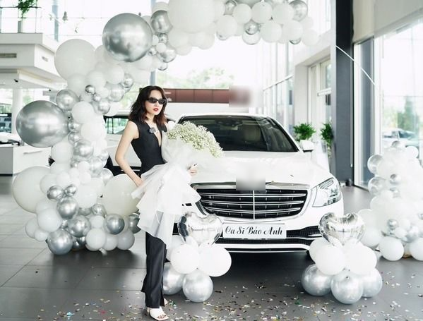Style đi nhận xế sang của sao Việt: Lily Chen cũng khó vượt Ngọc Trinh