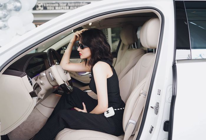 Style đi nhận xế sang của sao Việt: Lily Chen cũng khó vượt Ngọc Trinh