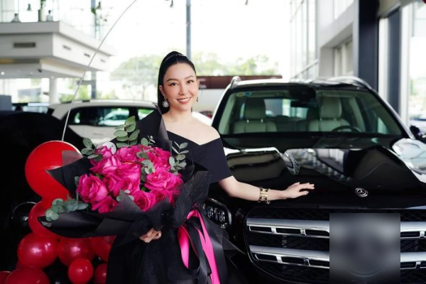 Style đi nhận xế sang của sao Việt: Lily Chen cũng khó vượt Ngọc Trinh