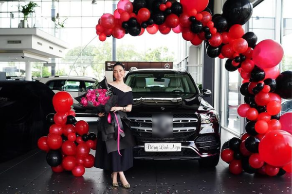 Style đi nhận xế sang của sao Việt: Lily Chen cũng khó vượt Ngọc Trinh
