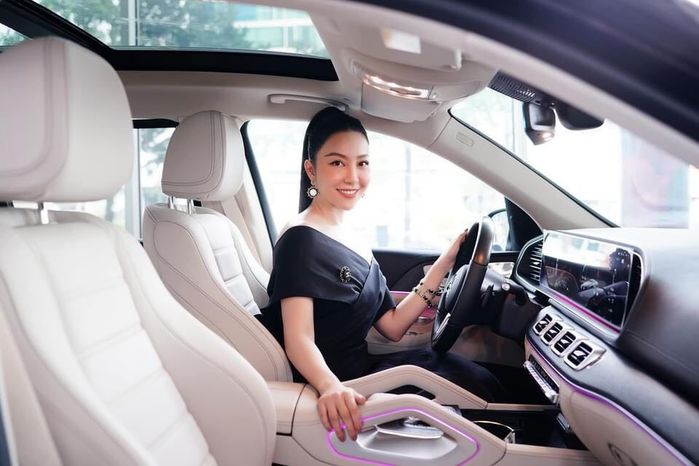 Style đi nhận xế sang của sao Việt: Lily Chen cũng khó vượt Ngọc Trinh
