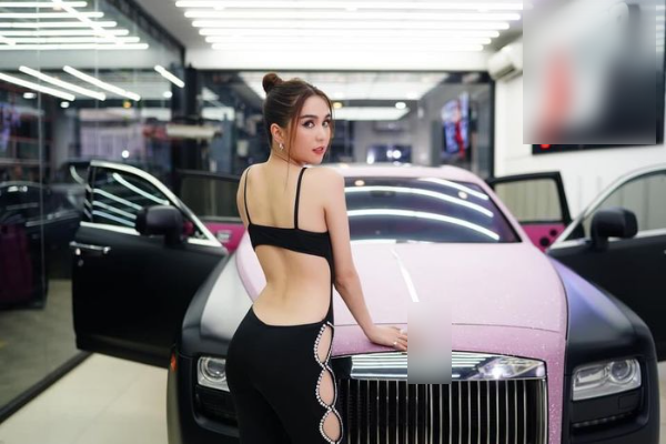 Style đi nhận xế sang của sao Việt: Lily Chen cũng khó vượt Ngọc Trinh