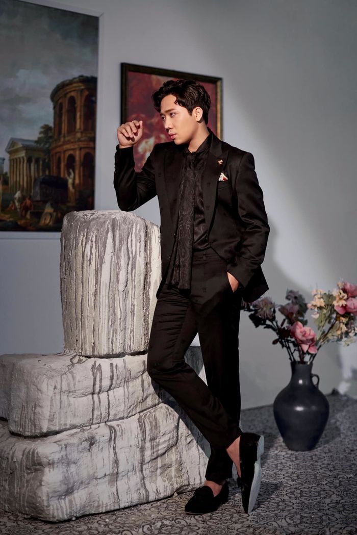 Style khi đi làm MC của Trấn Thành ngày càng lạ: râu ria, tóc bổ luống
