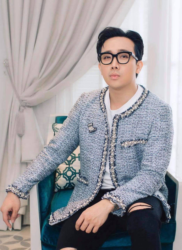 Style khi đi làm MC của Trấn Thành ngày càng lạ: râu ria, tóc bổ luống