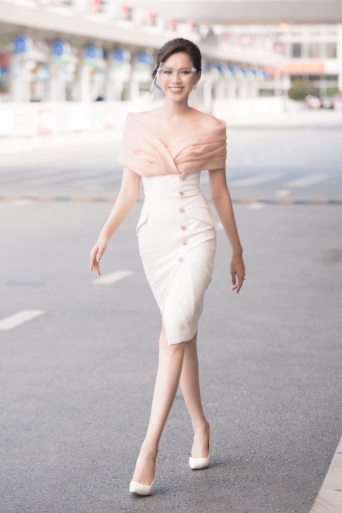 Style ra phố của Đỗ Thị Hà: Tóc quấn lô, đi giày bệt, biểu cảm cực yêu