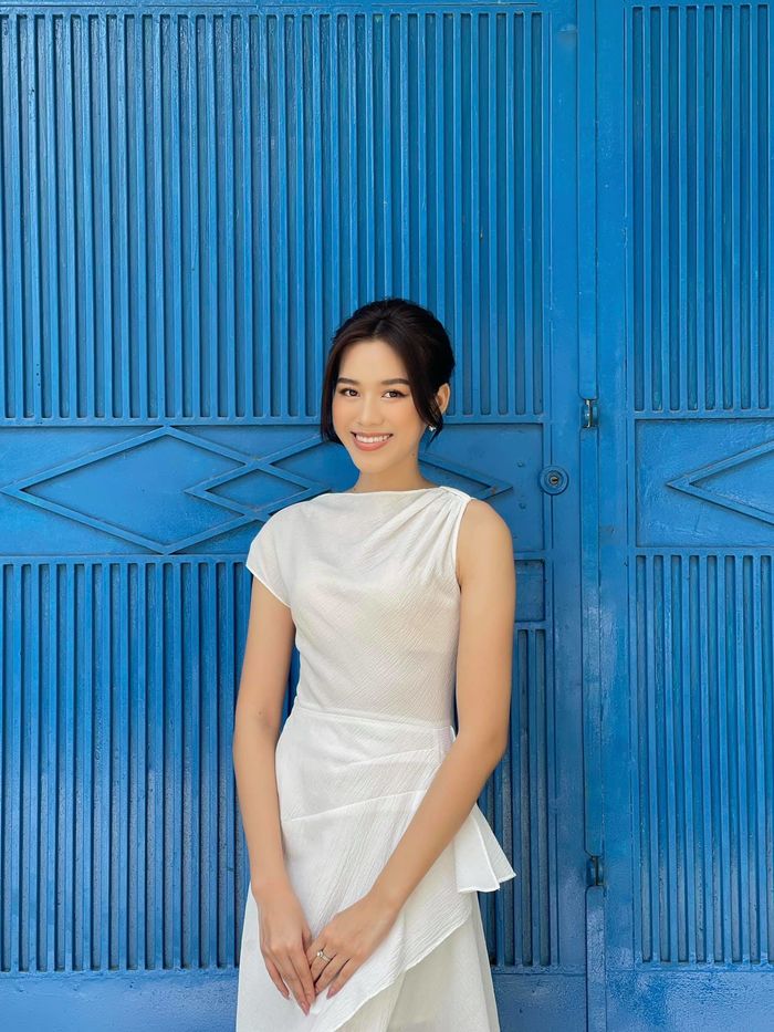 Style ra phố của Đỗ Thị Hà: Tóc quấn lô, đi giày bệt, biểu cảm cực yêu