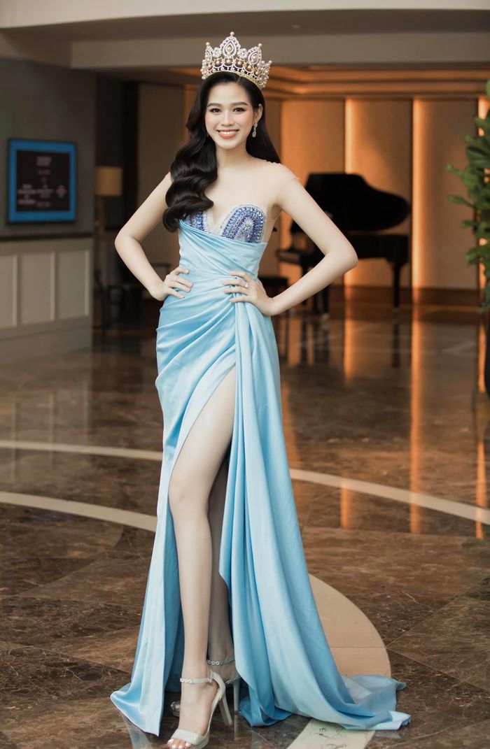 Style ra phố của Đỗ Thị Hà: Tóc quấn lô, đi giày bệt, biểu cảm cực yêu