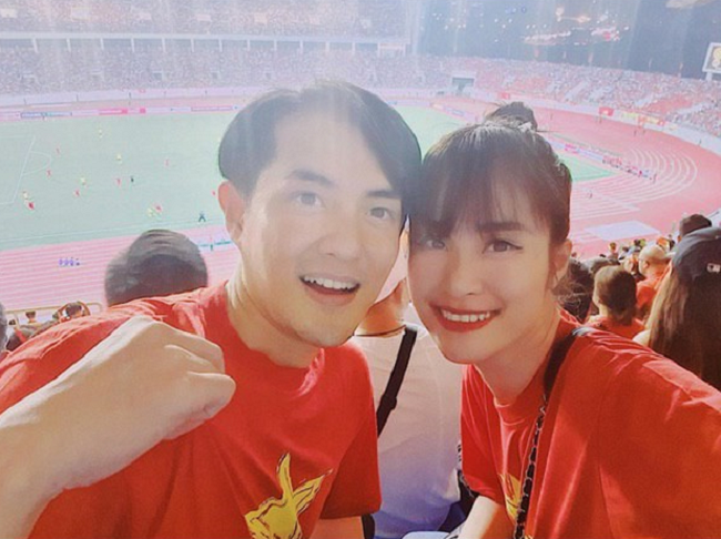 Style xem đấu bóng của mỹ nhân: Ngọc Trinh như đi show thời trang