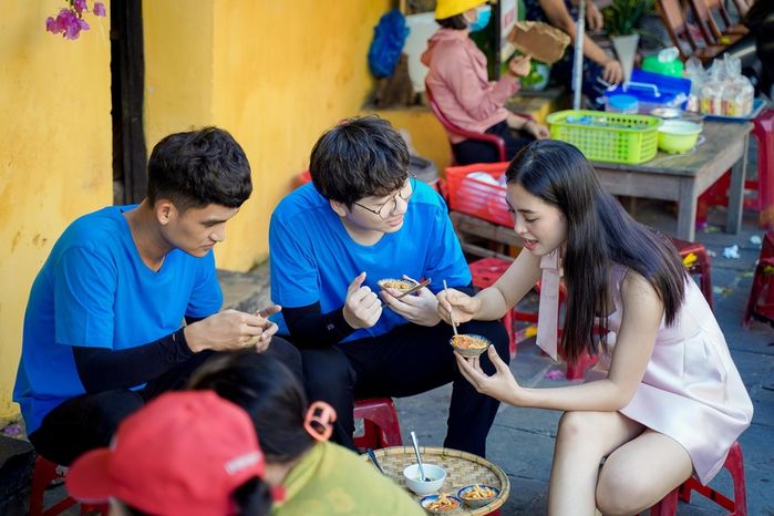 Style đi ăn vỉa hè của sao Việt: Ngọc Trinh, Diệu Nhi như đi thảm đỏ