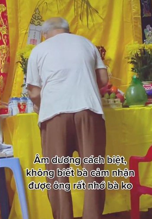 Tình già: Cụ ông trang điểm cho vợ, chăm vợ bị Covid-19