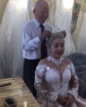 Tình già: Cụ ông trang điểm cho vợ, chăm vợ bị Covid-19