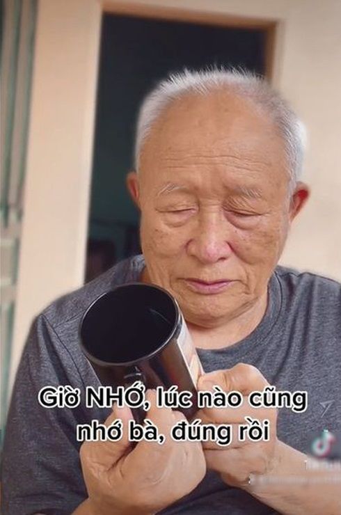 Tình già: Cụ ông trang điểm cho vợ, chăm vợ bị Covid-19