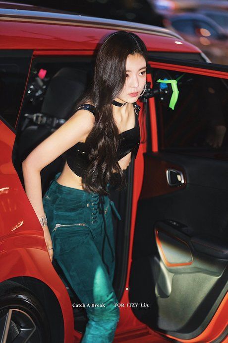 Thần thái khi bước xuống xe của sao Hàn: Jisoo như tiên nữ giáng trần