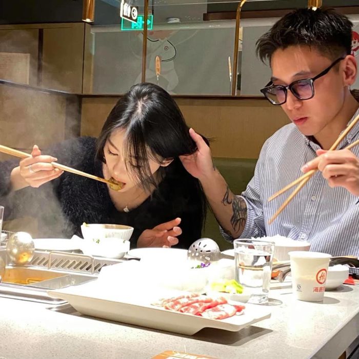 Anh chàng vừa ăn lẩu, vừa cầm tóc cho bạn gái: Ngôn tình hay vẽ chuyện