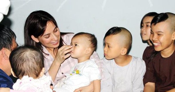 Thói quen của cố nghệ sĩ Phi Nhung: Đi diễn về đều mua quà cho con