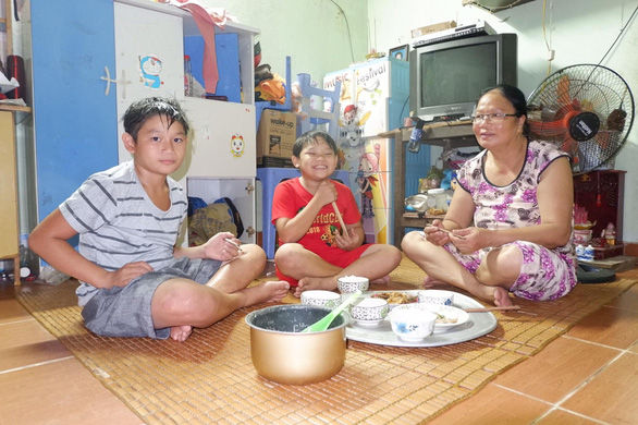 Thương 2 đứa bé mồ côi, người phụ nữ đưa về nuôi quên luôn lấy chồng
