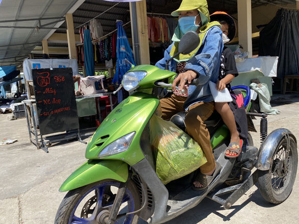 Thương 2 đứa bé mồ côi, người phụ nữ đưa về nuôi quên luôn lấy chồng