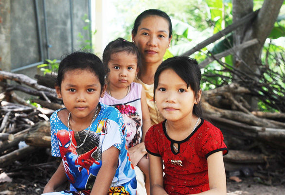 Thương 2 đứa bé mồ côi, người phụ nữ đưa về nuôi quên luôn lấy chồng