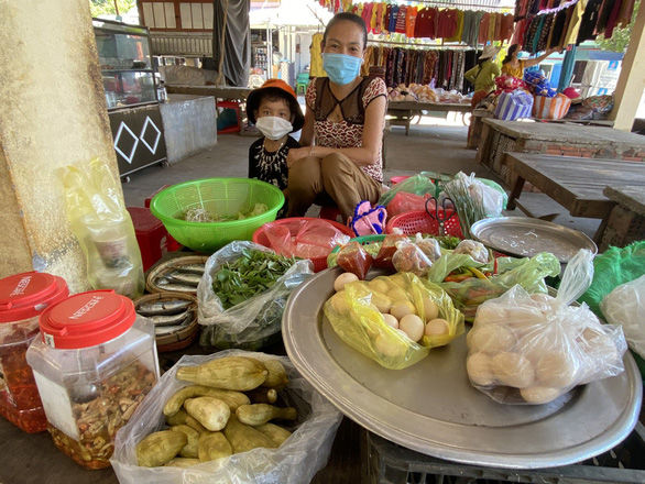 Thương 2 đứa bé mồ côi, người phụ nữ đưa về nuôi quên luôn lấy chồng