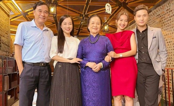Tiệc đóng máy phim truyền hình: Thanh Sơn - Khả Ngân dính nhau như sam