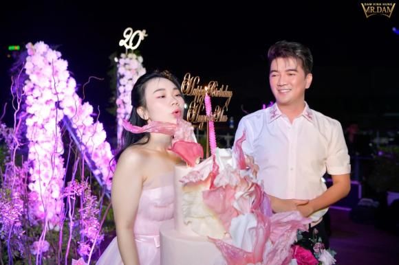 Tiệc sinh nhật của rich kid Vbiz: Đông Nhi làm dạ tiệc trắng cho Winne