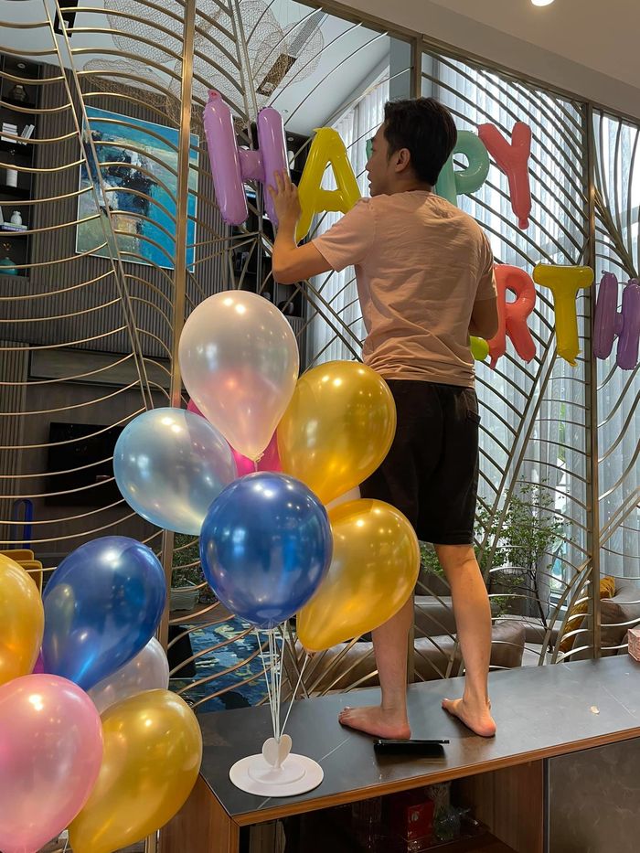 Tiệc sinh nhật của rich kid Vbiz: Đông Nhi làm dạ tiệc trắng cho Winne