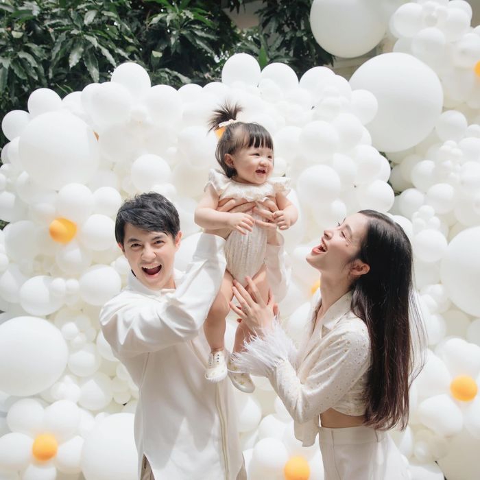 Tiệc sinh nhật của rich kid Vbiz: Đông Nhi làm dạ tiệc trắng cho Winne