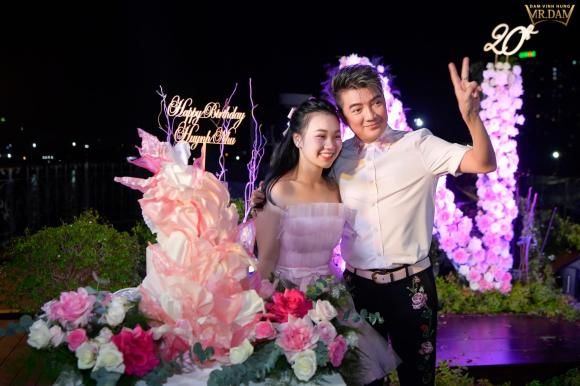 Tiệc sinh nhật của rich kid Vbiz: Đông Nhi làm dạ tiệc trắng cho Winne