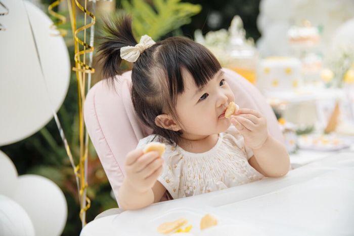 Tiệc sinh nhật của rich kid Vbiz: Đông Nhi làm dạ tiệc trắng cho Winne