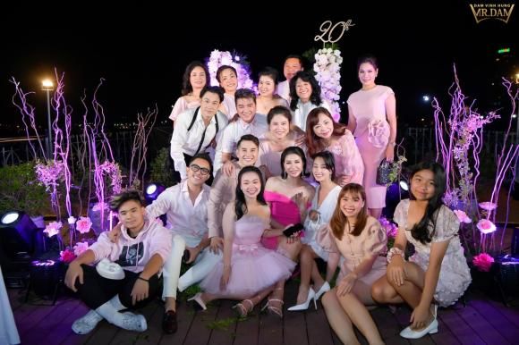 Tiệc sinh nhật của rich kid Vbiz: Đông Nhi làm dạ tiệc trắng cho Winne