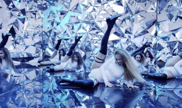Top 10 nữ ca sĩ được mệnh danh là cỗ máy nhảy của Vpop: Hà Hồ top 6