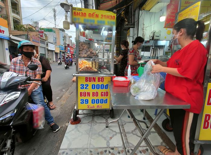 Hàng quán ở TP.HCM được bán tại chỗ, đây là 6 tiêu chí cần biết