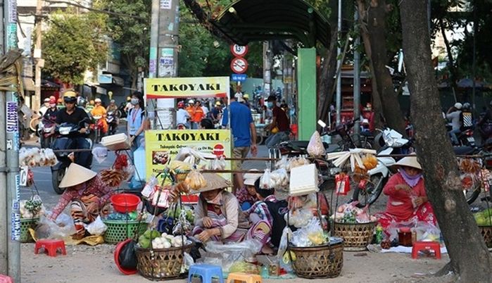 Hàng quán ở TP.HCM được bán tại chỗ, đây là 6 tiêu chí cần biết