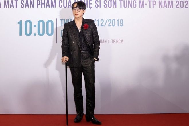 Vbiz ngộ lắm à nghen: người trẻ bắt chước style chống gậy của Sơn Tùng