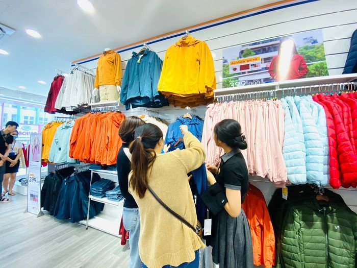 Vì sao quần áo mua về nhà không còn đẹp như lúc mặc thử ở cửa hàng?