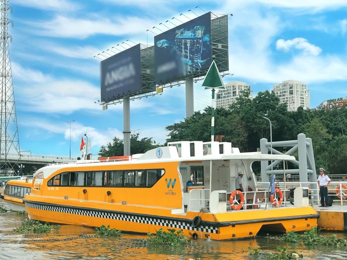 Xe buýt trên sông mở lại sau 4 tháng: Dân tình tranh thủ set kèo