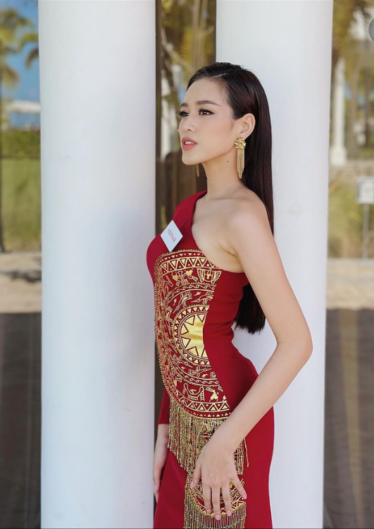 Váy họa tiết dân tộc của Hoa hậu Việt: Đỗ Thị Hà chọn trống đồng