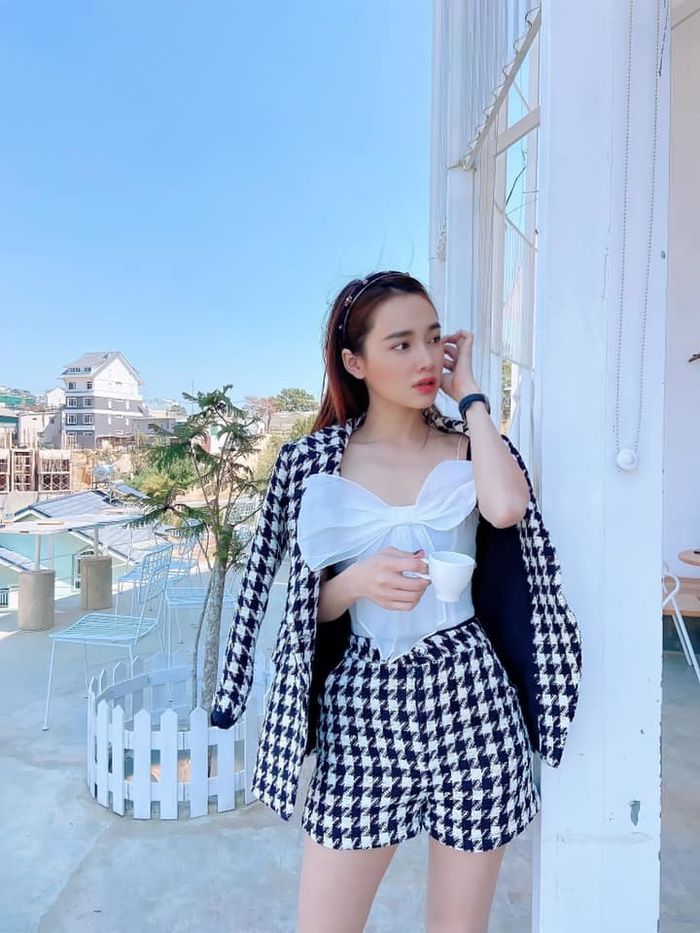 Khoảnh khắc cực yêu của vợ chồng Mười khó, mê mẩn vòng eo Nhã Phương
